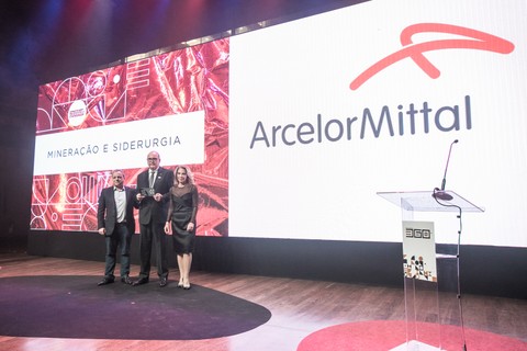 A ArcelorMIttal foi a vencedora no setor Mineração e Siderurgia: quem subiu ao palco foi Jefferson De Paula, CEO para o Brasil (Foto: Keiny Andrade)