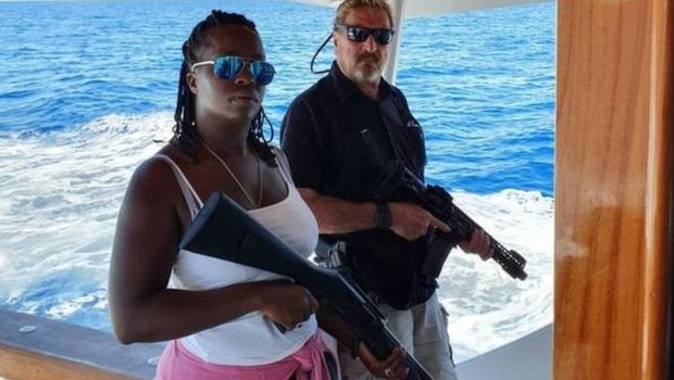 John McAfee postou esta foto com a esposa no Twitter, aparentemente depois de deixar Cuba (Foto: TWITTER/@OFFICIALMCAFEE, via BBC News Brasil)