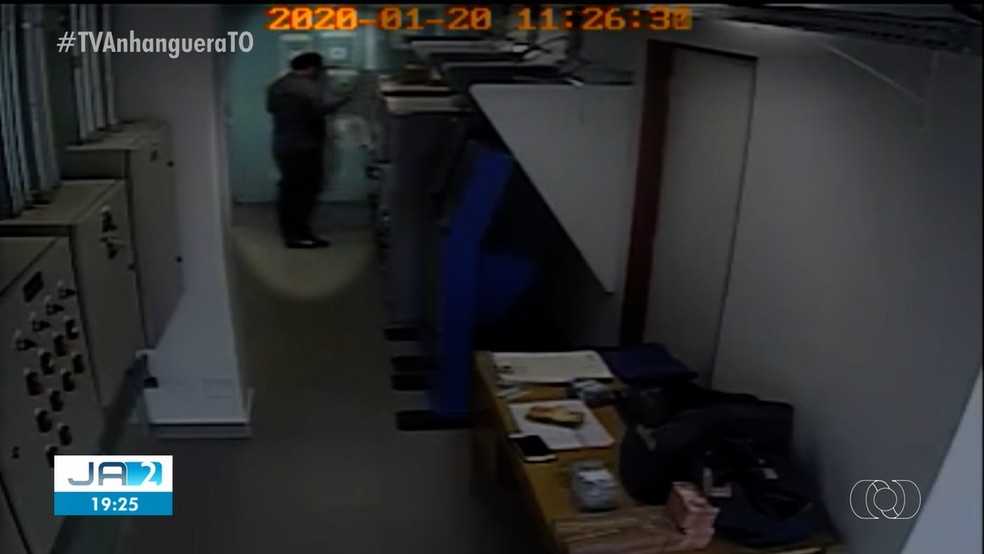 Vídeo mostra como os criminosos agiam durante os furtos aos bancos — Foto: Reprodução/TV Anhanguera
