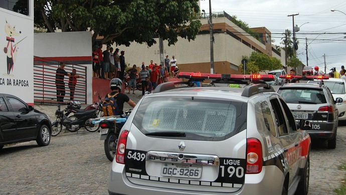 Manifestação torcida Campinense no Renatão (Foto: Silas Batista / GloboEsporte.com)