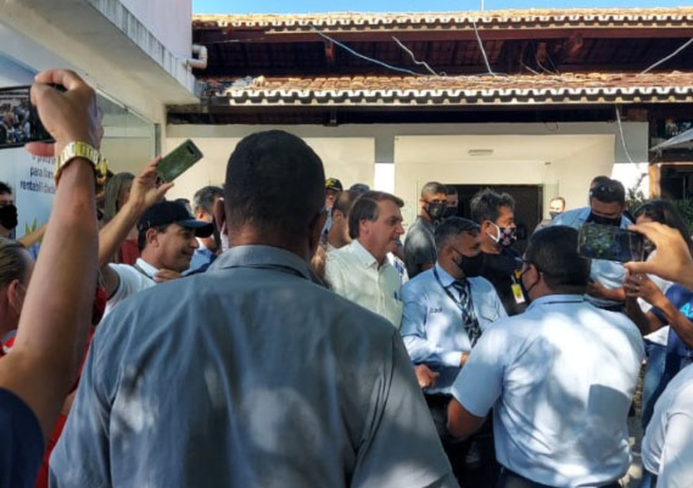 Sem máscara, Bolsonaro chegou a aeroporto de Barreiras, cumprimenta apoiadores e seguiu para Coribe — Foto: Ronimarkes Mota