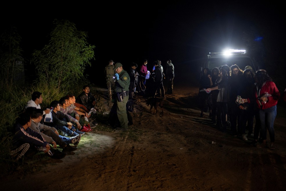 Agentes de patrulha de fronteira avaliam migrantes em busca de asilo da América Central que foram contrabandeados do México para os EUA, novembro de 2022 — Foto: REUTERS/Adrees Latif