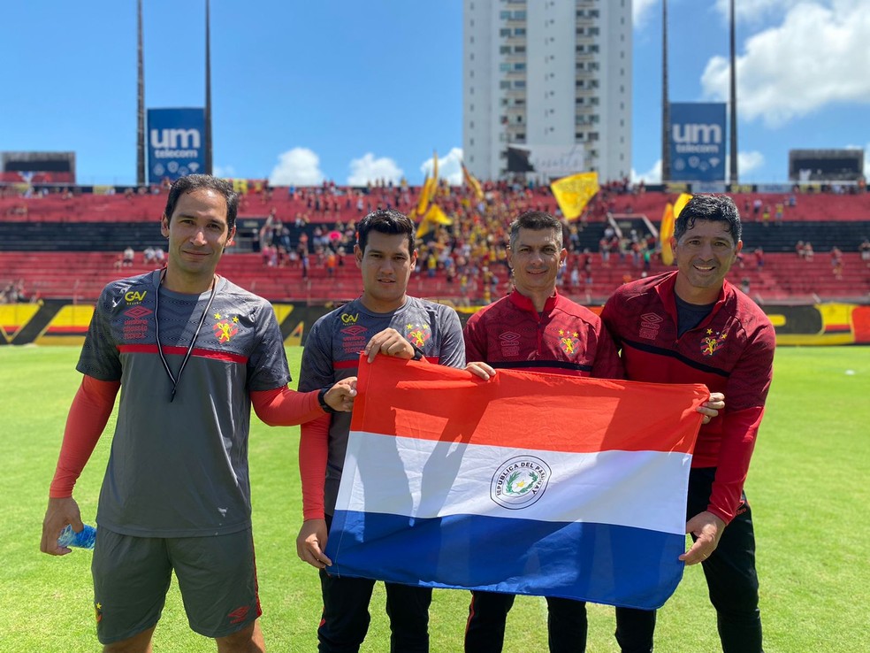 Sport recebe torcida em treino aberto, e técnico ganha bandeira do Paraguai  de presente | sport | ge