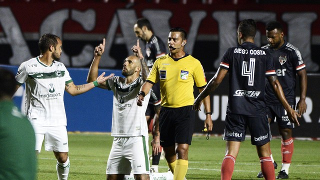 Fernandão comemora gol do Goiás contra o São Paulo