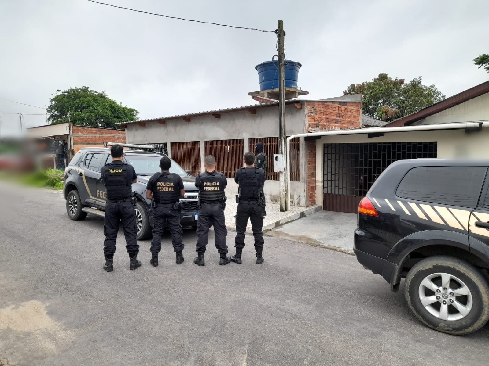 Polícias cumprem 15 ordens judiciais contra integrantes de facção criminosa no interior do Acre