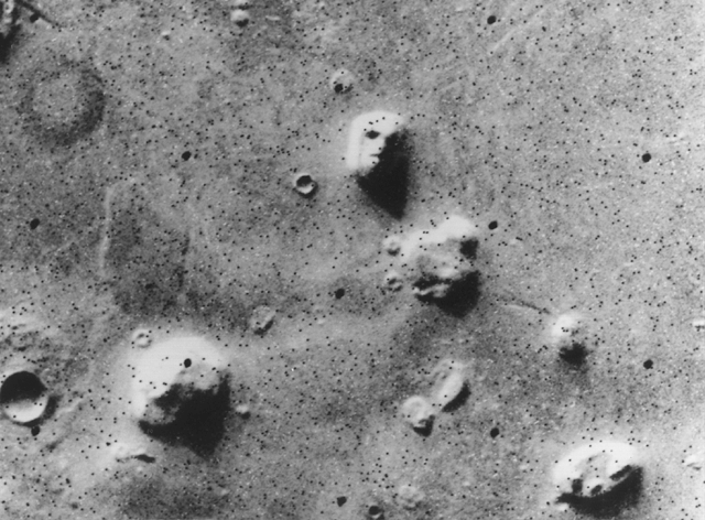 A “Face de Marte”, ilusão produzida por jogo de sombras na região marciana de Cidônia, em   imagem da sonda Viking I, em 1976. (Foto: Nasa)