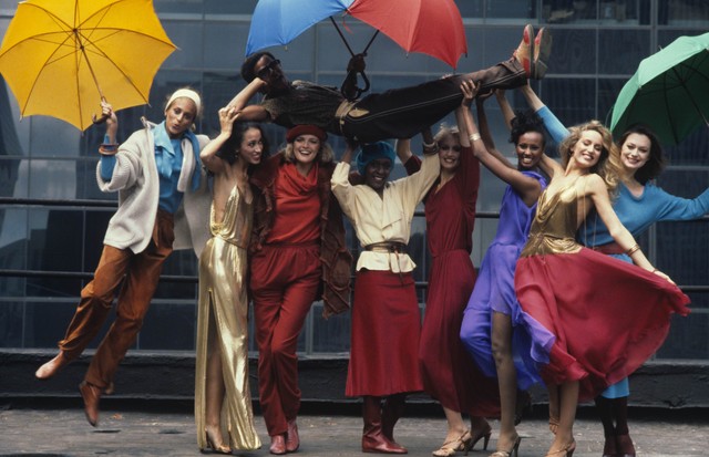 O estilista Stephen Burrows carregado por oito modelos que vestem suas criações, em 1977 (Foto: Getty Images)