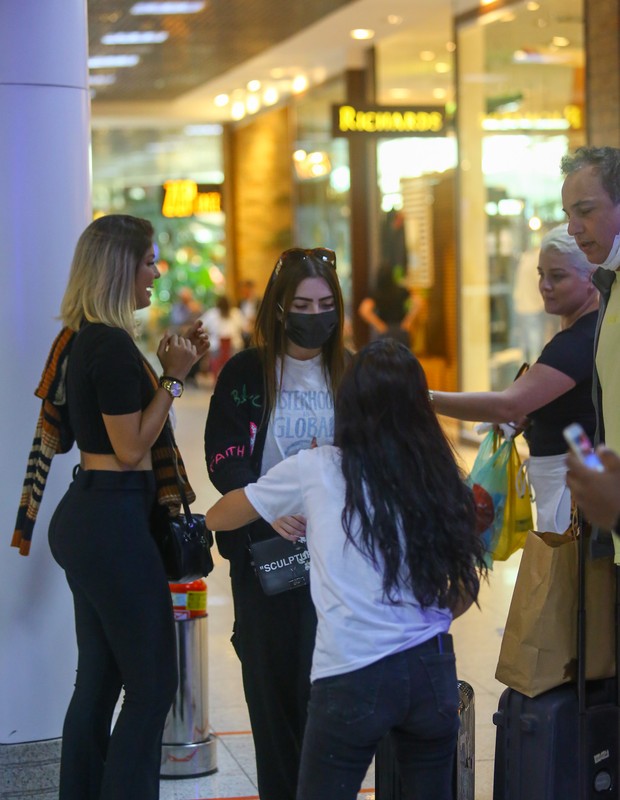 Jade Picon faz vídeo para fã em aeroporto (Foto: Vitor Pereira/AgNews)