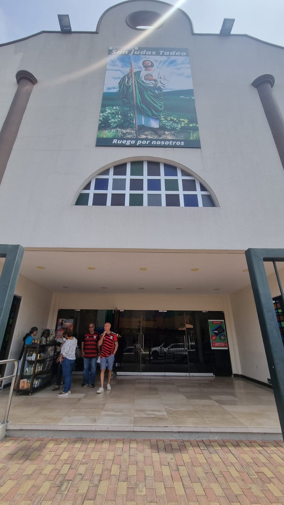 Dirigentes do Flamengo visitam igreja de S&atilde;o Judas Tadeu em Guayaquil &mdash; Foto: Fred Huber / ge