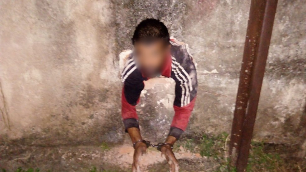 Homem fica preso em parede em Juiz de Fora; estaria tentando cometer furto no local â€” Foto: PolÃ­cia Militar/DivulgaÃ§Ã£o