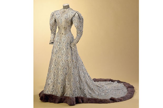 The “Byzantine” dress by Maison Worth, worn by the Countess to her daughter’s wedding in 1904, made from taffeta lame, silk and gold thread, silk tulle and sequins (Foto: © L. Degrâces et Ph. Joffre/Galliera/Roger-Viollet)
