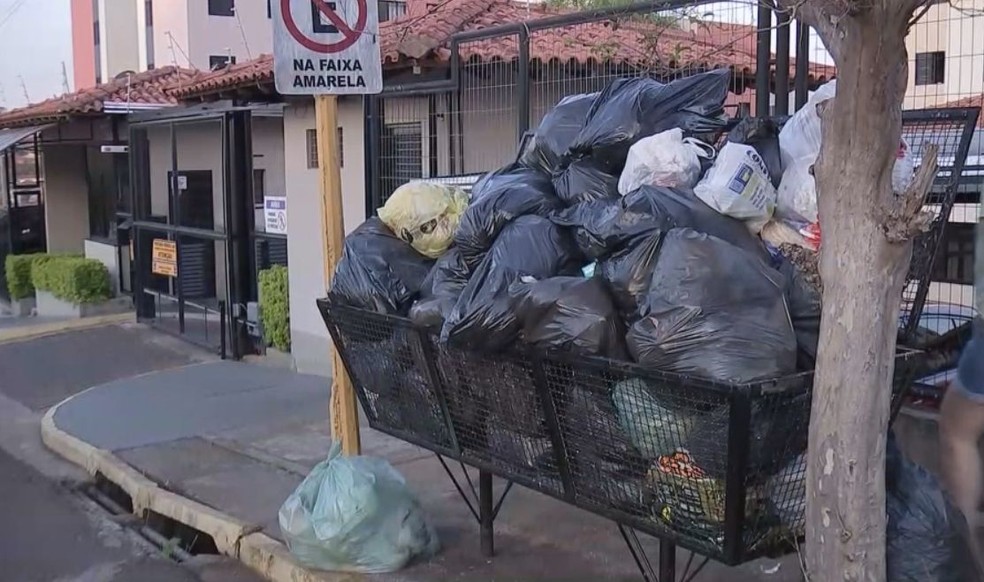 Sacos de lixo se acumulam nas ruas de Bauru — Foto: TV TEM/ Reprodução