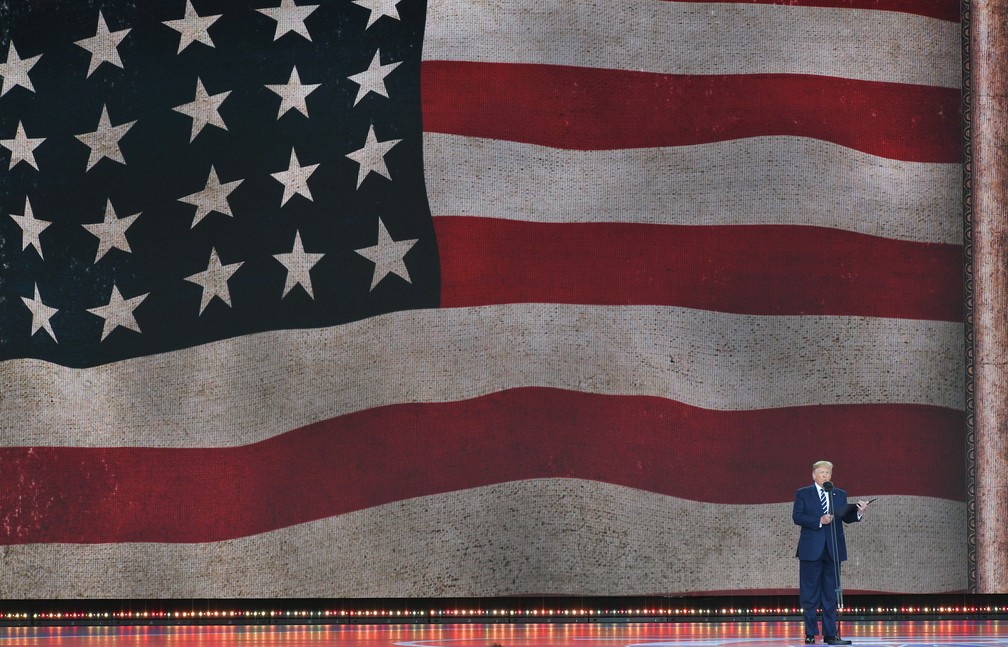 O presidente americano, Donald Trump, fala durante celebrações do "Dia D" nesta quarta-feira (5) em Portsmouth, na Inglaterra. — Foto: Mandel NGAN/AFP