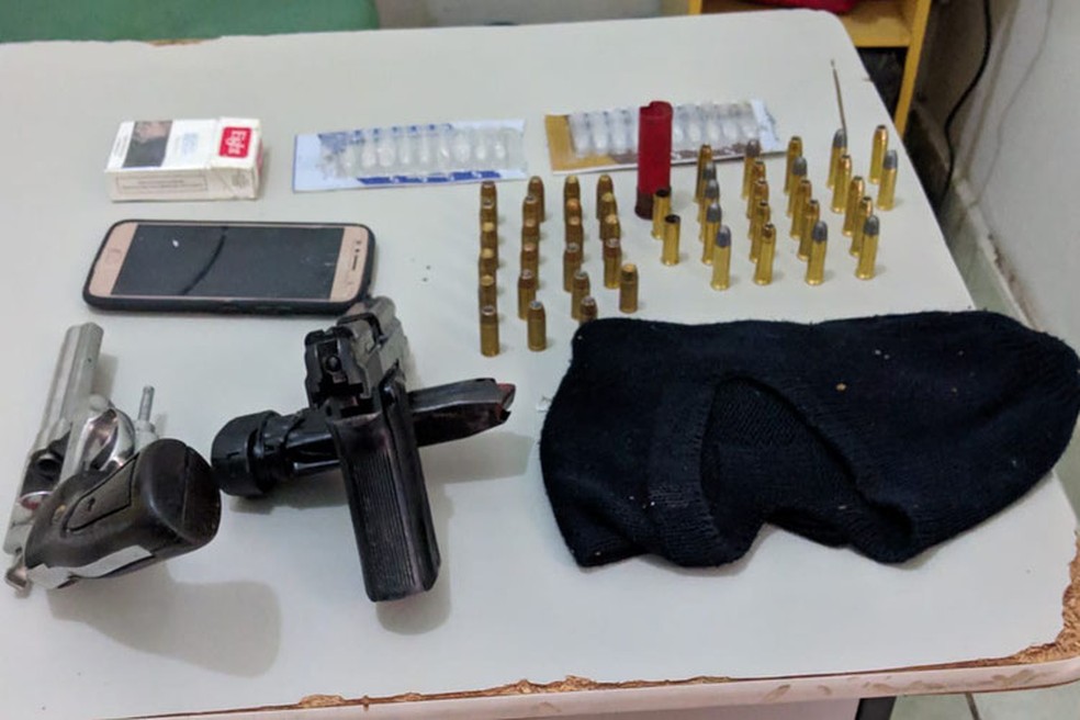 Armas e munições apreendidas com adulto e adolescente mortos em operação policial no interior de Alagoas — Foto: Divulgação