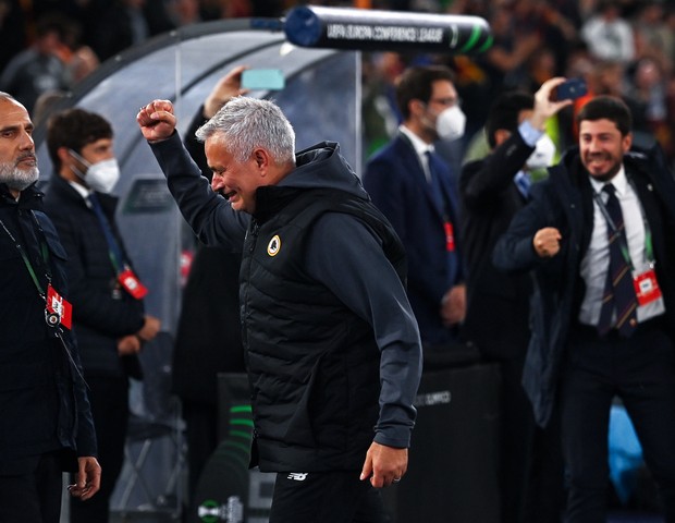 Mourinho chora com classificação da Roma para final da Conference League (Foto: Tullio Puglia - UEFA/UEFA via Getty Images)