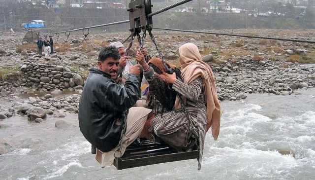 Como funciona teleférico improvisado em que pessoas ficaram presas no Pasquistão