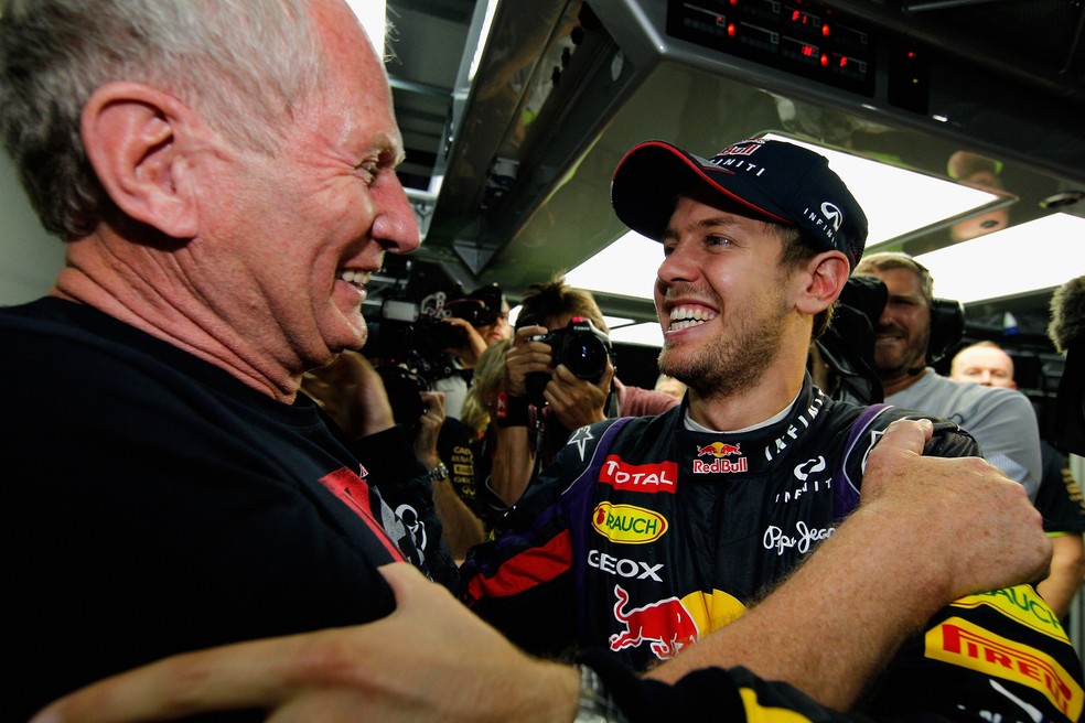 Consultor da RBR na Fórmula 1, Helmut Marko cumprimenta Sebastian Vettel após a conquista do tetra — Foto: Agência Getty Images