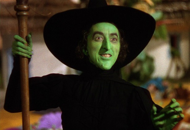 Margaret Hamilton (1902-1985), a eterna Bruxa Má do Oeste de 'O Mágico de Oz' (1939), se queimou gravemente durante uma cena de pirotecnia do filme. Ela ficou tão machucada que usou luvas verdes (em vez de maquiagem) para cobrir as feridas na mão direita. (Foto: Reprodução)