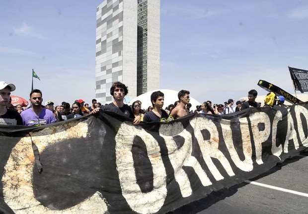 Manifestantes pedem fim da corrupção em passeata em Brasília (Foto: Antonio Cruz/Agência Brasil)