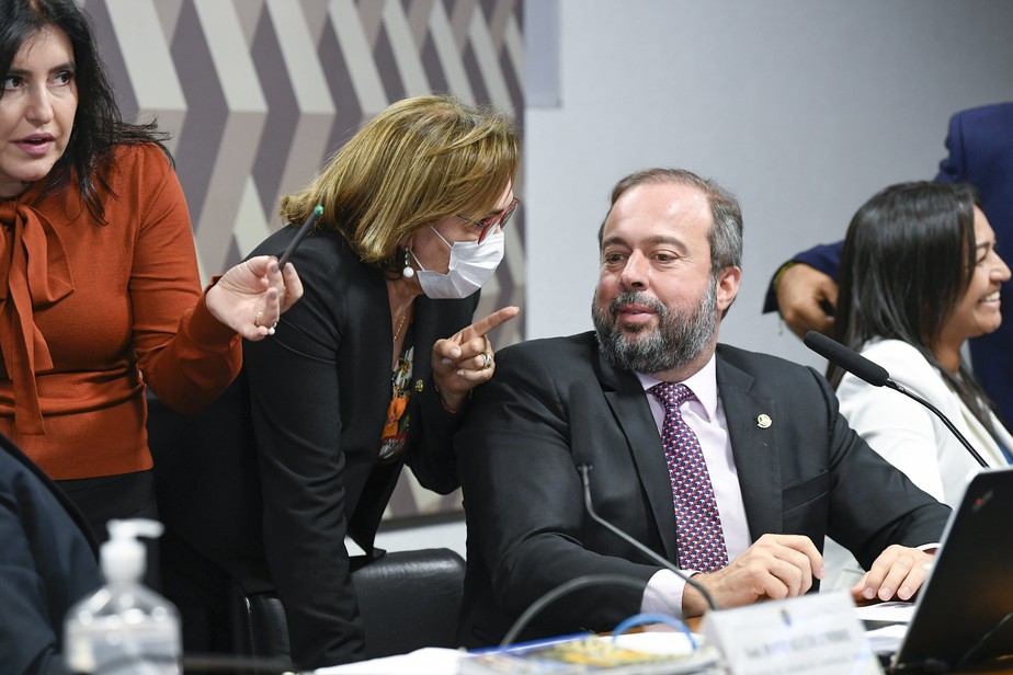 Senador Alexandre Silveira (PSD-MG), relator da PEC da Transição, durante sessão da CCJ