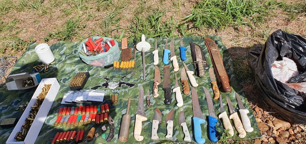 Polícia Ambiental apreende arsenal de caça em bairro de Lençóis Paulista — Foto: Polícia Ambiental/Divulgação