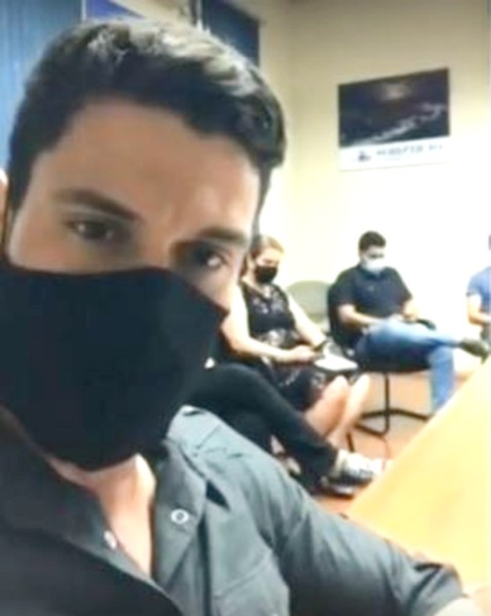 Prefeito de Ourinhos, Lucas Pocay, durante reunião do comitê de combate ao coronavírus — Foto: Reprodução
