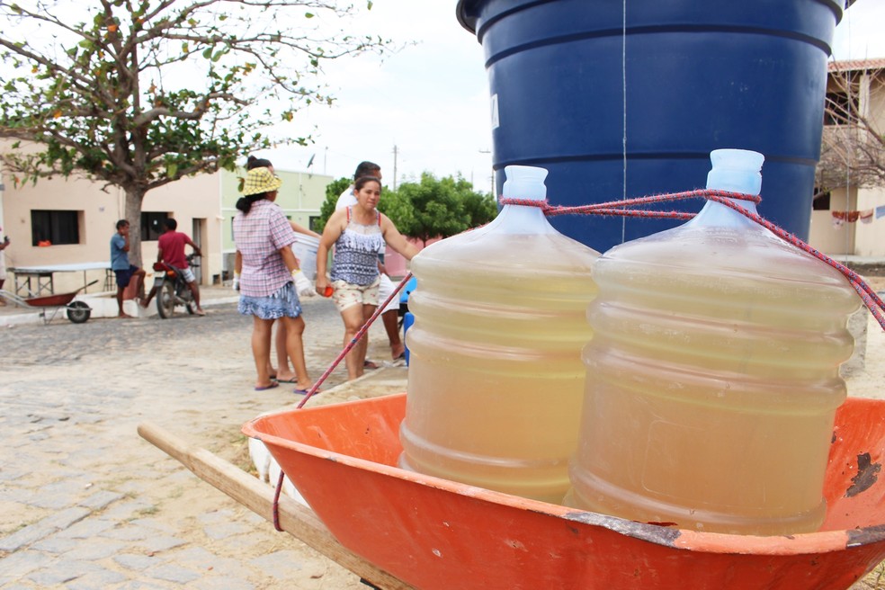 Água que a Prefeitura de Santana do Matos oferece à população é amarelada (Foto: Anderson Barbosa/G1)