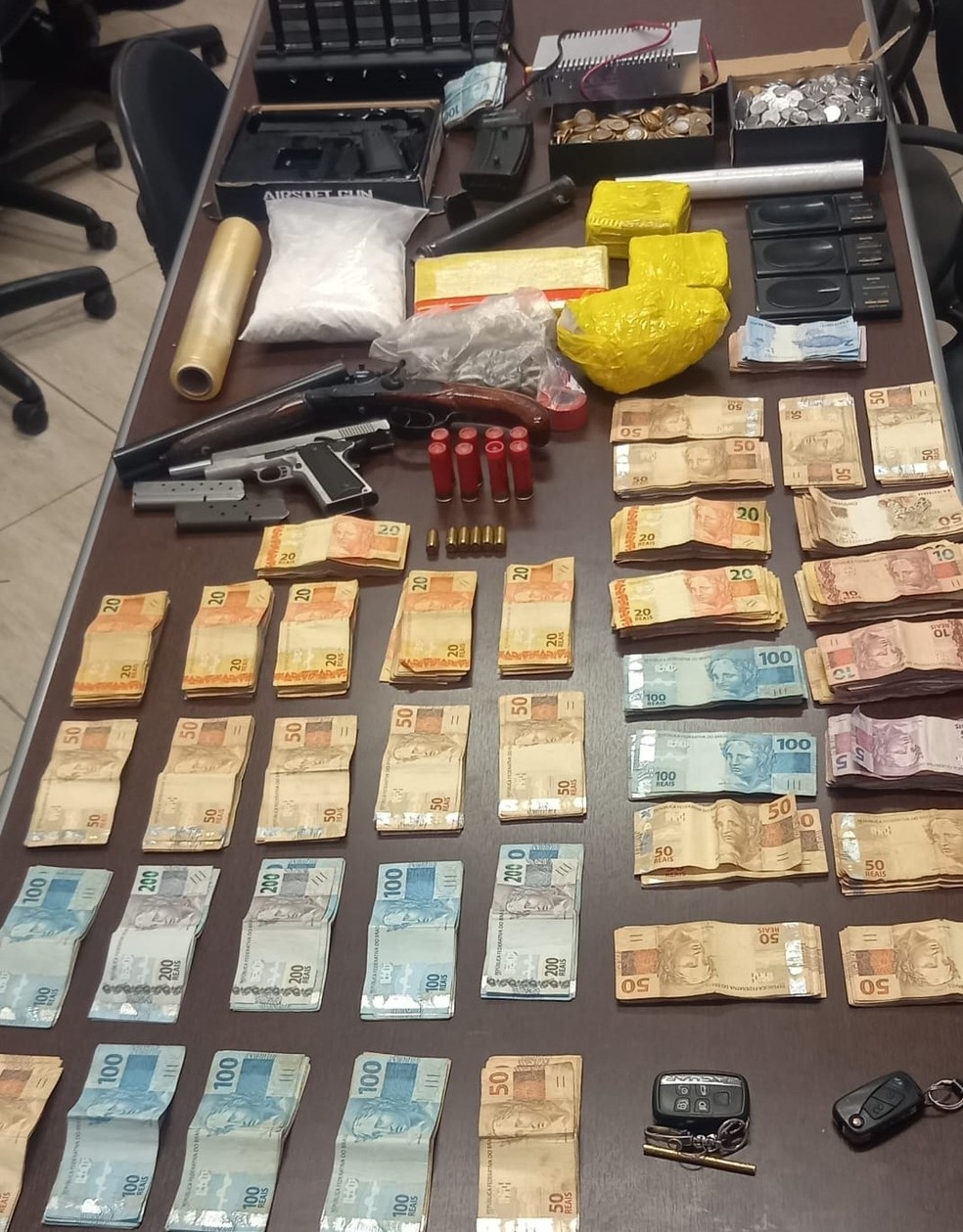 Dinheiro e demais objetos apreendidos em operação do Gaeco em Piracicaba — Foto: Divulgação/Baep
