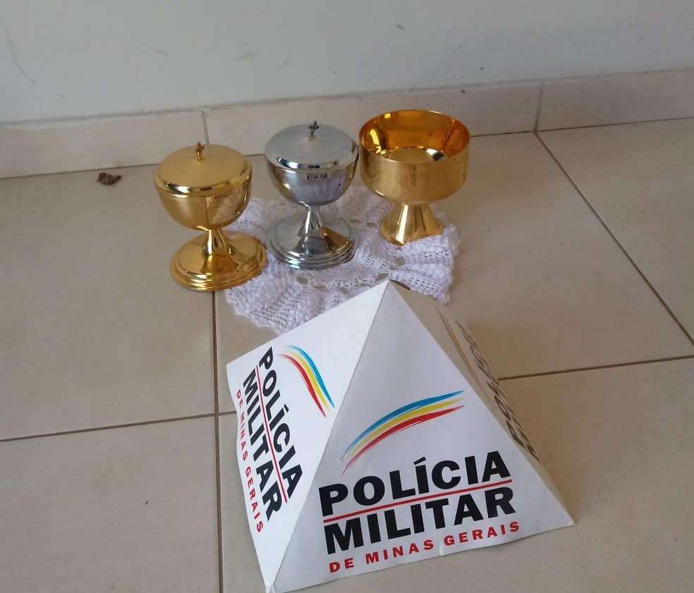 Âmbulas foram recuperadas com o autor (Foto: Polícia Militar/Divulgação)
