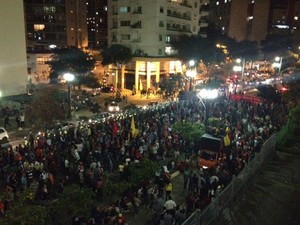 Manifestantes em frente à Câmara de São Paulo nesta terça (Foto: Roney Domingos/G1)