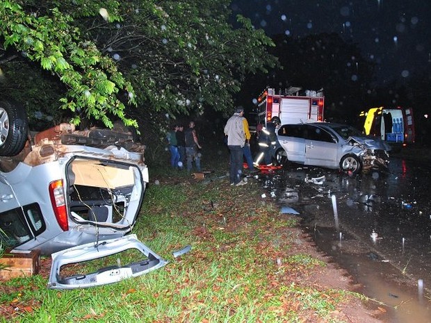 Acidente aconteceu na noite de segunda-feira (3), na PR-439 (Foto: Antônio Picolli / Tribuna do Vale )