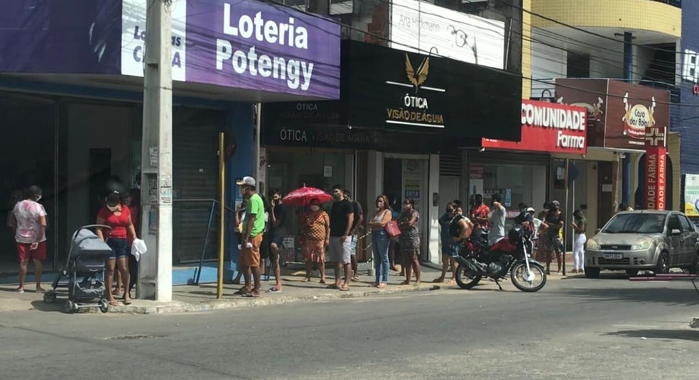 Movimento nas ruas de Ceará-Mirim nesta terça-feira (9). Município vai determinar fechamento do comércio por 7 dias. — Foto: Kleber Teixeira/Inter TV Cabugi