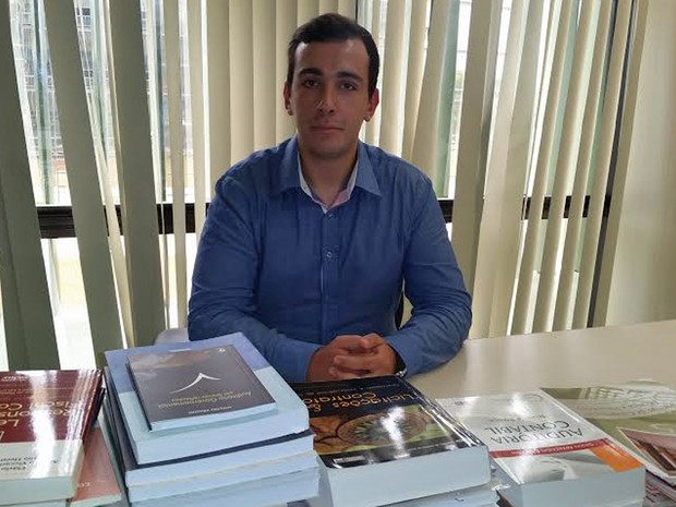  Marcos Alberto de Oliveira, de 22 anos, coleciona livros específicos para concursos públicos (Foto:  Marcos Alberto/Arquivo Pessoal)