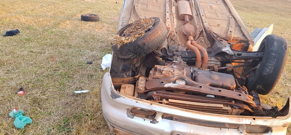 Motorista de 24 anos morreu após carro capotar na DF-001, entre o Riacho Fundo e o Gama, no DF — Foto: PMDF/ Divulgação