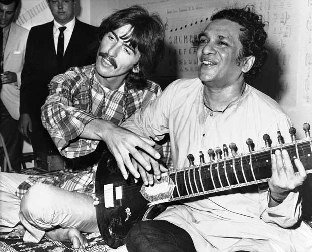 Ravi Shankar e Gerge Harrison em foto de 1967 (Foto: AP)