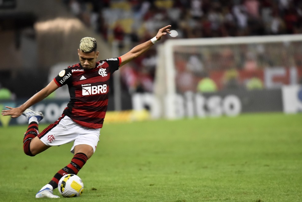 Andreas Pereira com a camisa do Flamengo no Maracanã — Foto: André Durão/ge