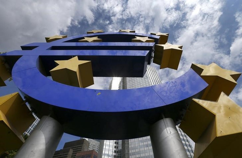 Estátua do logo do euro vista em Frankfurt (Foto: Reuters/Ralph Orlowski)