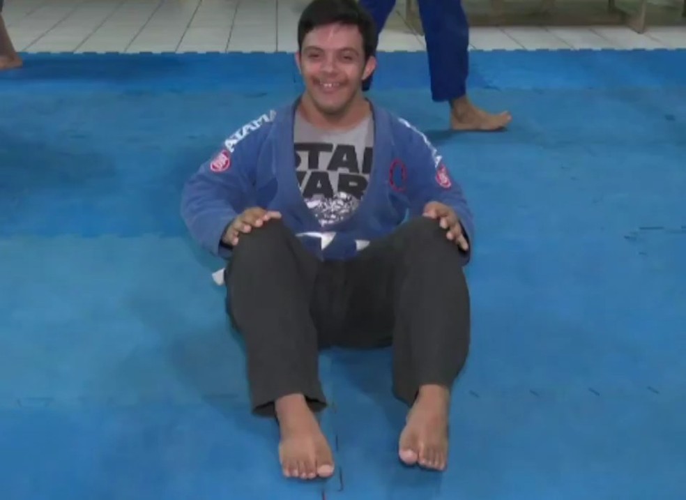 Os colegas relatam que a presença dele é muito animadora e contagiante, pois sempre está sorrindo e animando o grupo — Foto: Reprodução Rede Amazônica Acre