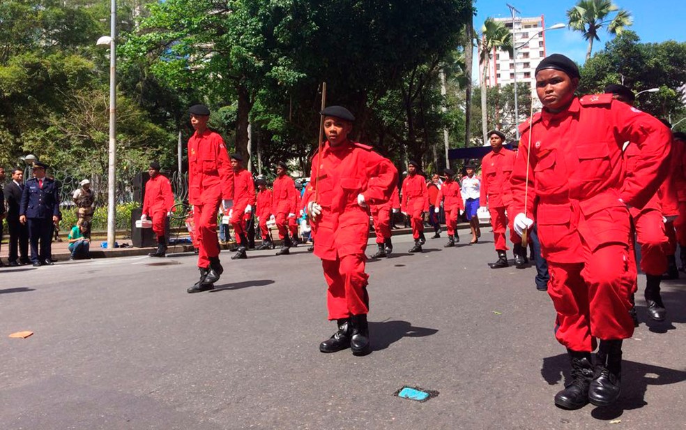 Bombeiros desfilam no 7 de setembro (Foto: Henrique Mendes/G1)