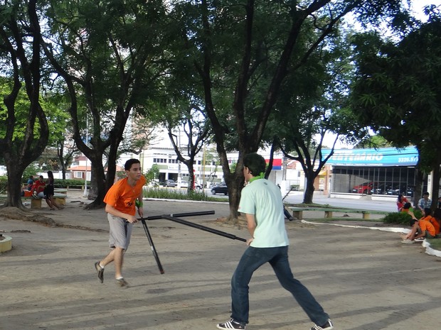 Jovens batalham com espadas de brinquedo (Foto: Micaelle Morais/G1)