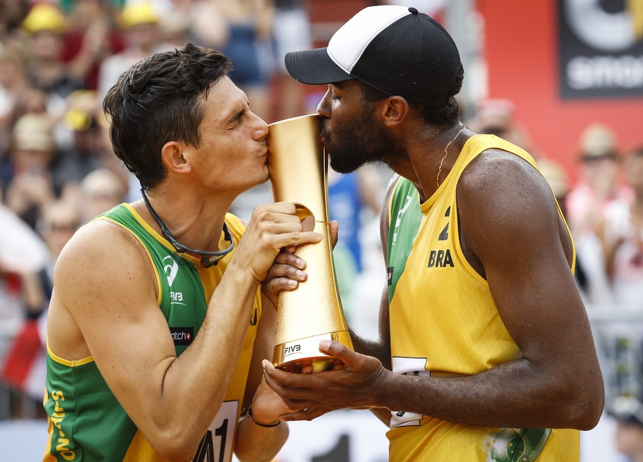 Evandro e André calam arena lotada e levam o inédito título mundial na Áustria