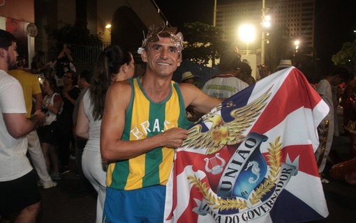 O ex-maratonista Vanderlei Cordeiro de Lima desfila pela União da Ilha