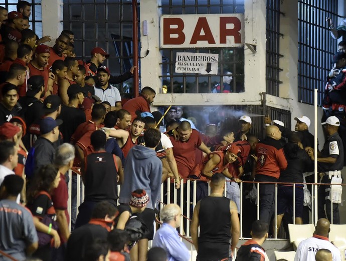Torcidas organizadas do Fla brigam, e clássico contra o Vasco é interrompido