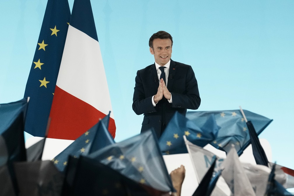 Emmanuel Macron chega para fazer seu discurso na sede da campanha em Paris neste domingo, 10. — Foto: Thibault Camus/AP