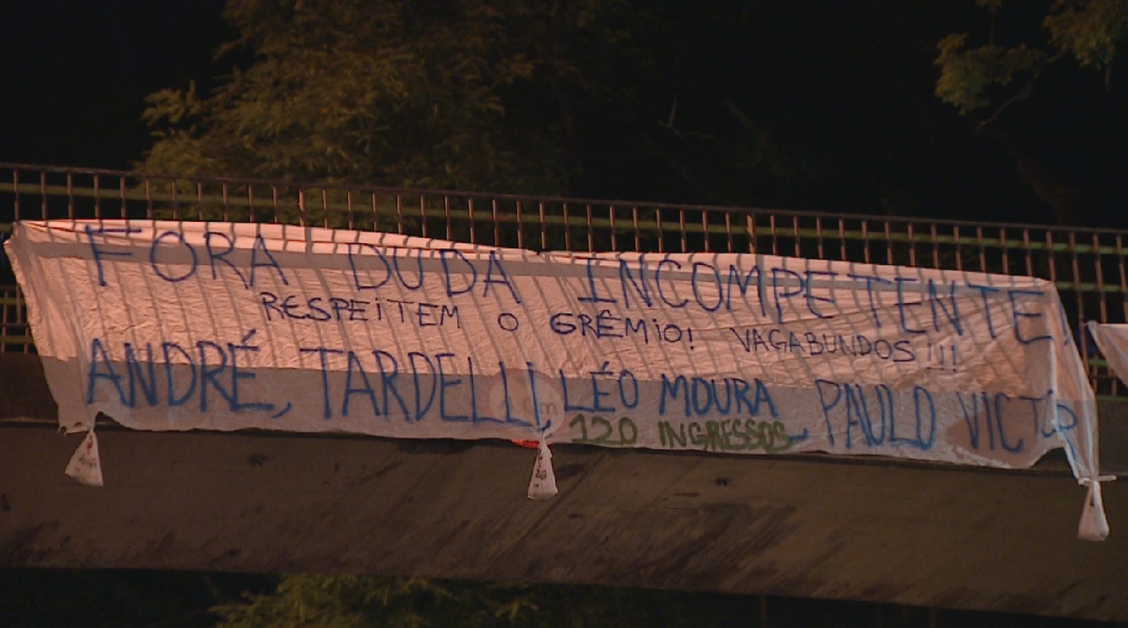 Torcida realiza protesto com faixas nesta madrugada; dirigentes e jogadores são alvos