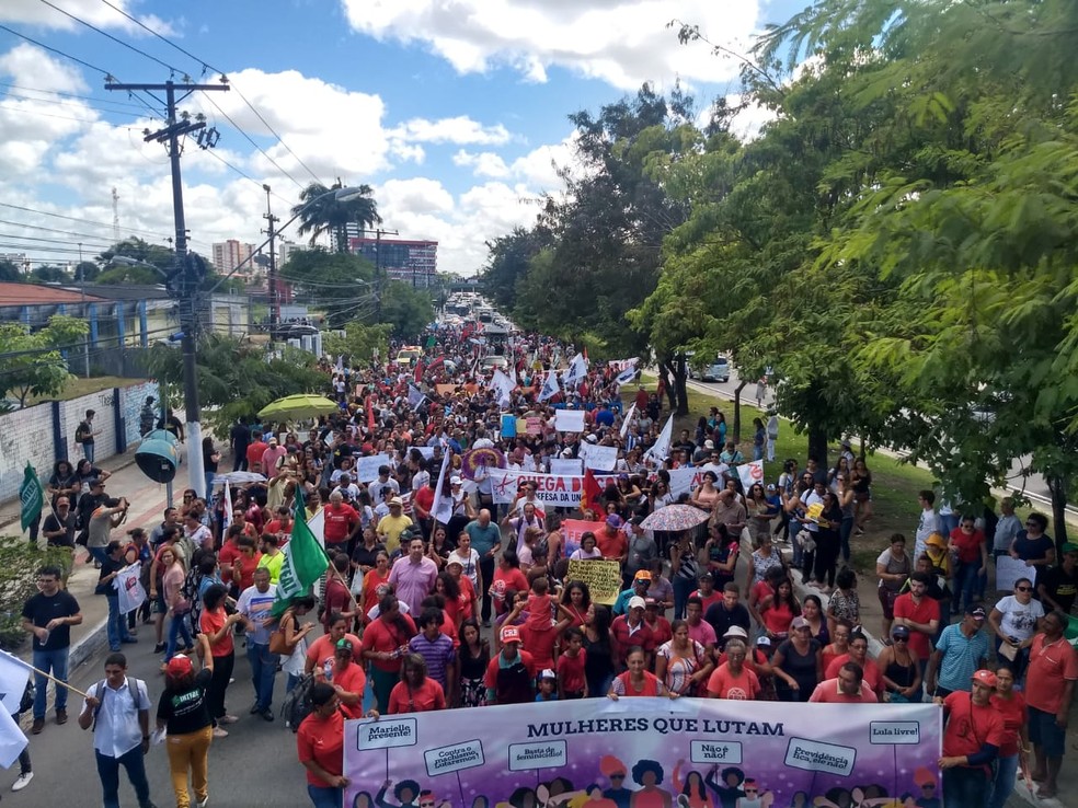 Manifestantes bloqueiam a Av. Fernandes Lima em caminhada contra cortes na Educação — Foto: Sinteal/Ascom