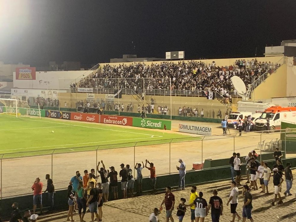 Torcida do Vasco compareceu em bom n�mero contra o Juazeirense � Foto: Emanuelle Ribeiro/ge