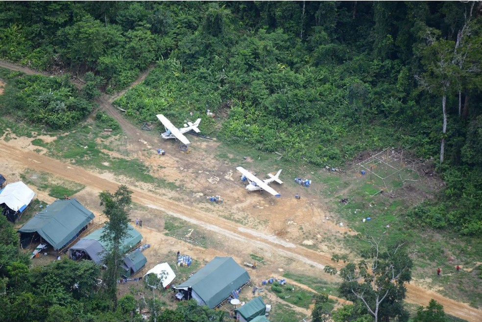 “Currutela” no alto Catrimani, além de pista de pouso clandestina, aeronaves dão suporte à atividade. — Foto: Divulgação/HAY