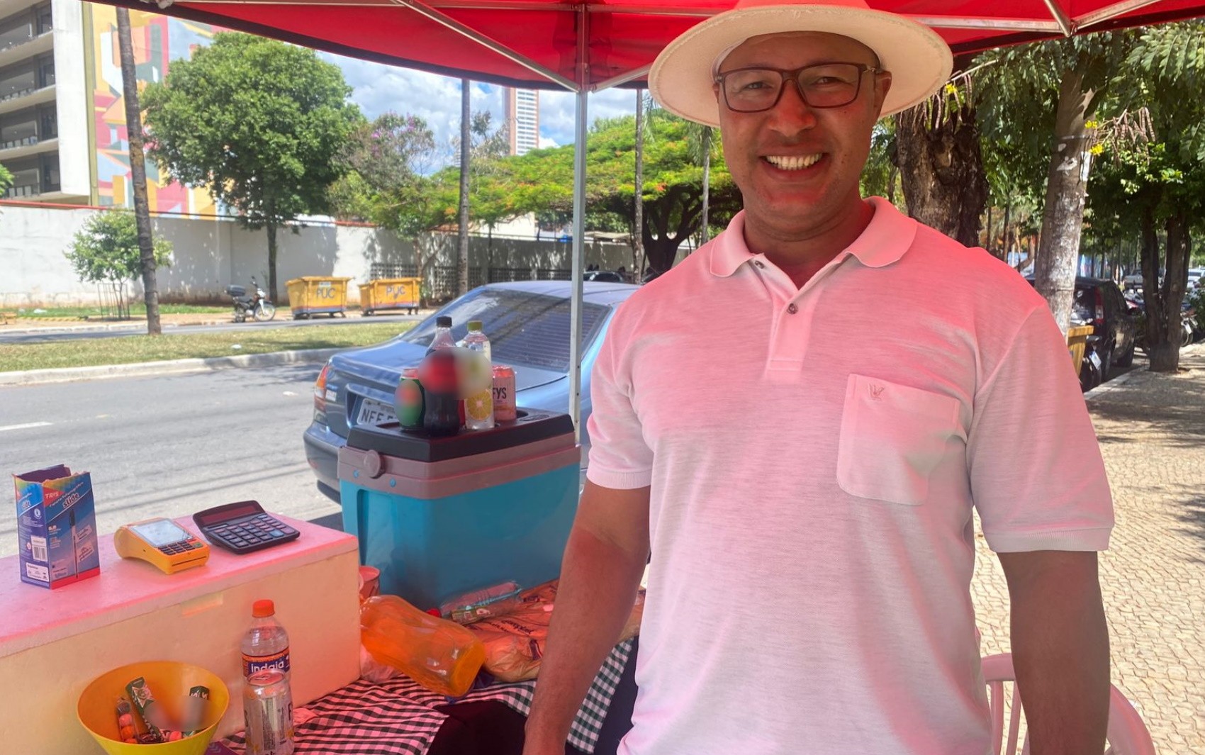 Ambulante leva filha para fazer Enem e aproveita para vender refrigerante e balas na porta de faculdade : 'Dinheiro extra'