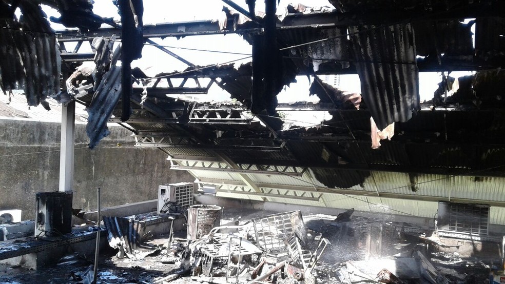 Parte do telhado e equipamentos foram destru&iacute;dos em inc&ecirc;ndio na UPA da Imbiribeira (Foto: Divulga&ccedil;&atilde;o/Bombeiros)